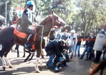 Batalla campal entre manifestantes y policías