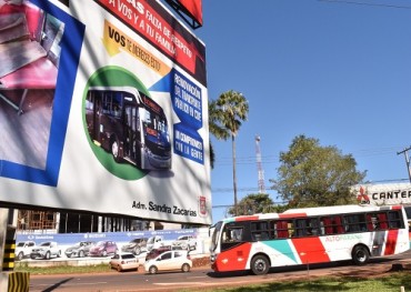 Ómnibus de Alto Paraná cumplen itinerario sin chapa