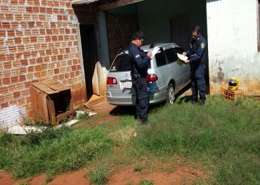 Encuentran automóvil robado, en un inmueble deshabitado