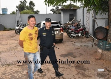 Huye y choca por dos patrulleras, con su mujer e hija a bordo del auto