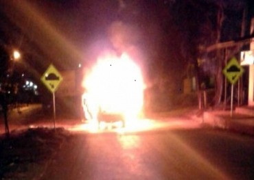 Vehículo arde en llamas en plena avenida
