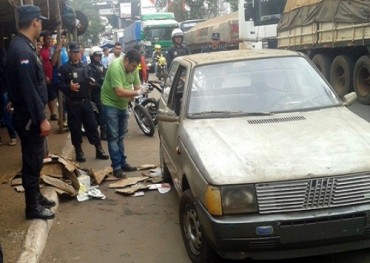 Pretenden incendiar un vehículo en medio de la manifestación