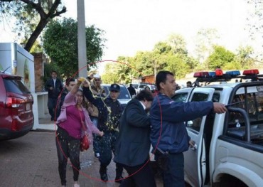 Bañan con jugo a Kelembu cuando salía del Tribunal