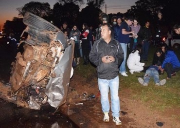 Aparatoso accidente dejó a dos personas con graves lesiónes