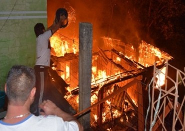 Casa ardía en llamas