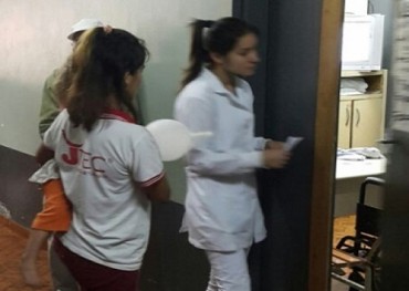 Mujer es denunciada por derramar aceite caliente a su hija