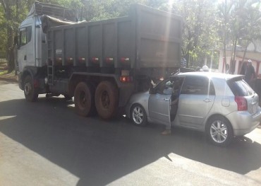 Destroza su automóvil por causa del chat en el celular