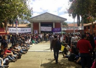 Universitarios de la UNA toman Rectorado
